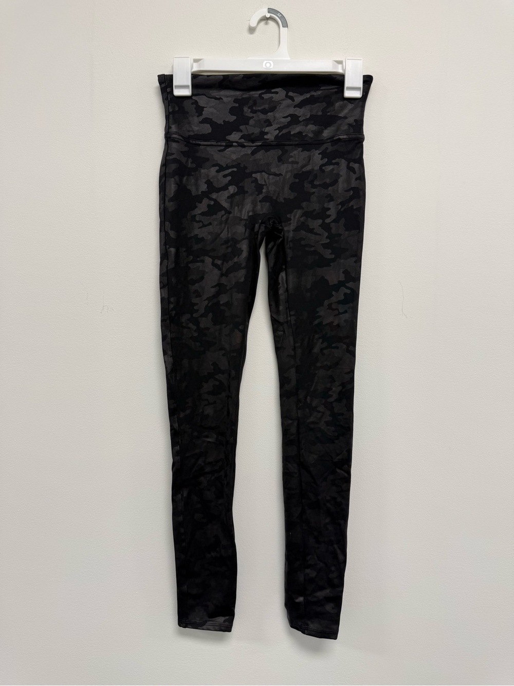 SPANX Faux Leather Camo Leggings Matte Black Camouflage Womens Medium M